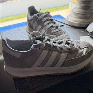 Women’s Adidas 70s run shoe 2.0
Size 7.5
Outgrown -minimal wear
